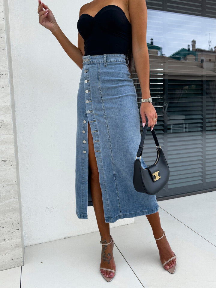 Chiara | Stylish, figure-hugging denim skirt